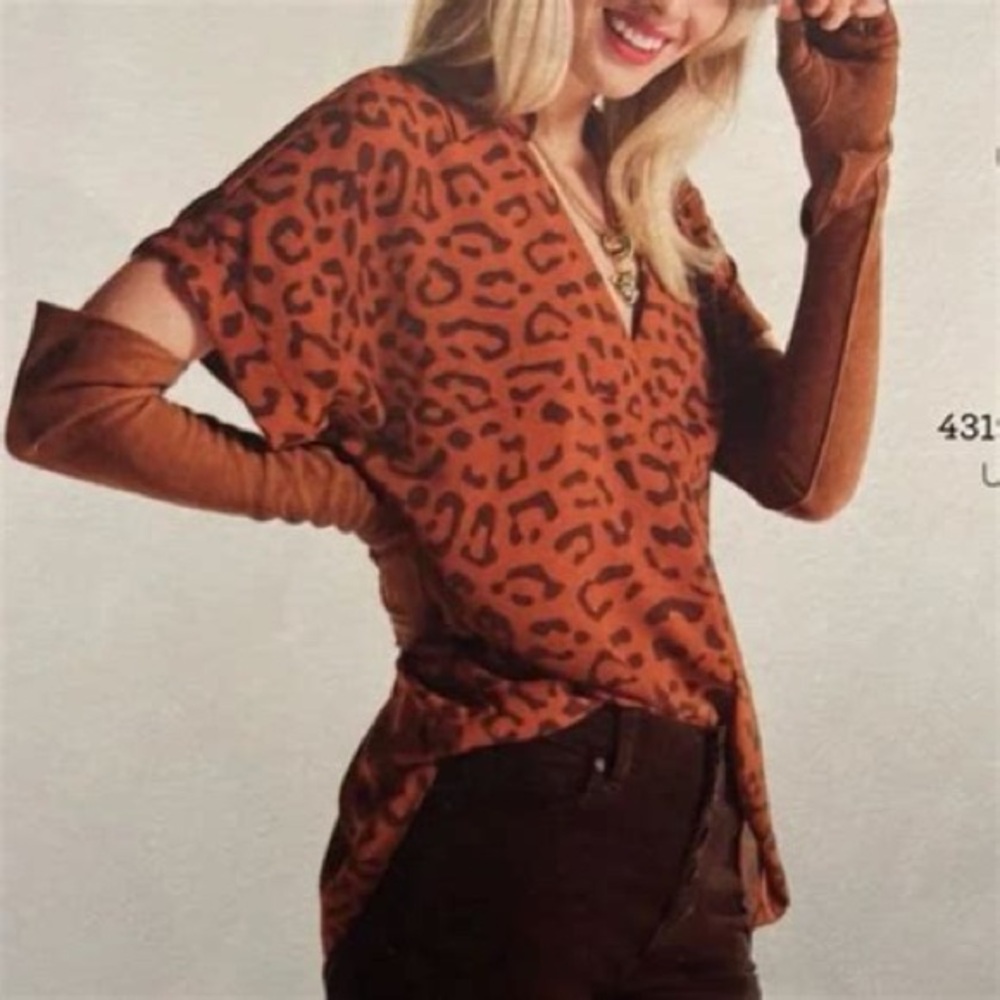 NWT CAbi Women Size XXS Replay Top